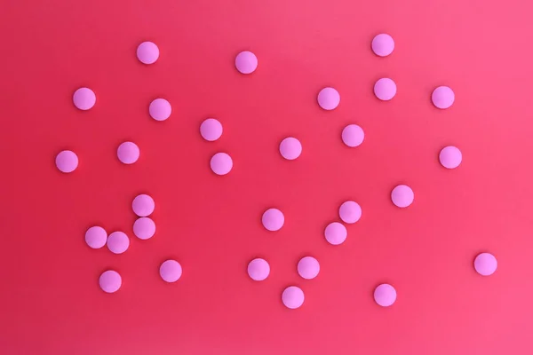 Textuur Van Roze Pillen Een Rode Achtergrond — Stockfoto