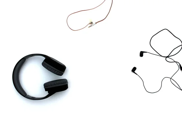 Великі Маленькі Навушники Лежать Білому Ізольованому Фоні — стокове фото
