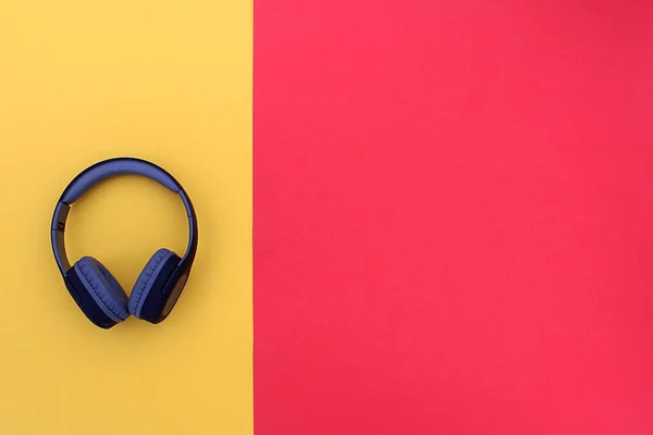 Великі Навушники Лежать Фоні Жовтий Червоний — стокове фото