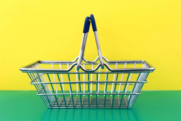 Miniature Shopping Cart Supermarket Stands Empty Green Yellow Background — Stock Photo, Image