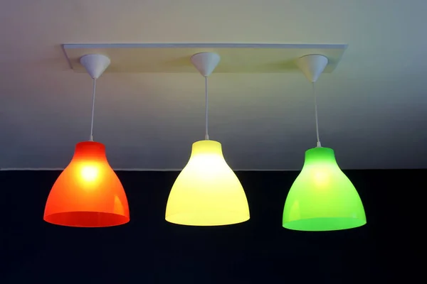 Три Лампи Вигляді Світлофора Висять Стелі — стокове фото