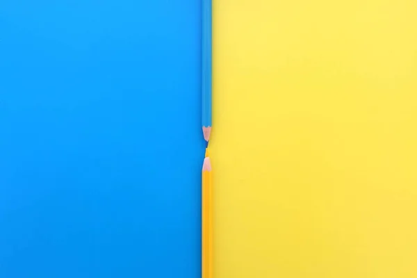 Fundo Azul Amarelo Dois Lápis Mesma Cor Estão Mesmo Tempo — Fotografia de Stock
