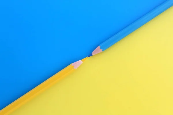 Fundo Azul Amarelo Dois Lápis Mesma Cor Estão Mesmo Tempo — Fotografia de Stock