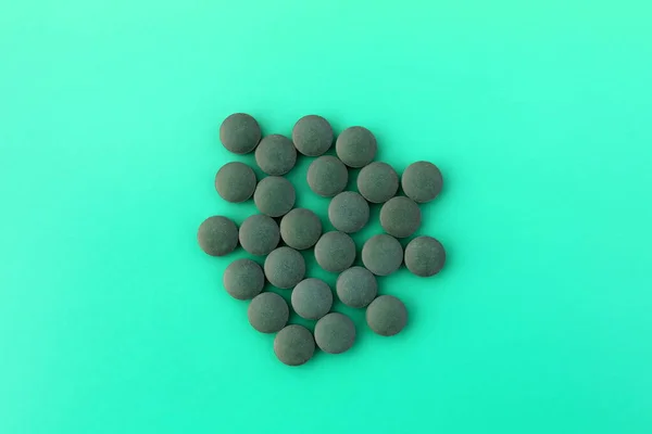 Pílulas Verdes Estão Uma Pilha Fundo Verde Vista Cima — Fotografia de Stock