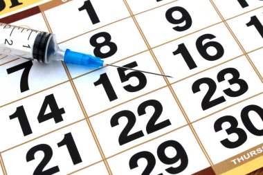 Enjeksiyon şırıngası takvim kağıdında..