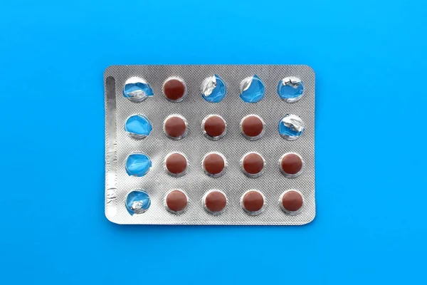 Paquet Incomplet Pilules Médicinales Repose Sur Fond Bleu — Photo