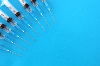 Tıbbi bir maskenin üzerinde bir sürü parlak hap yatıyor..