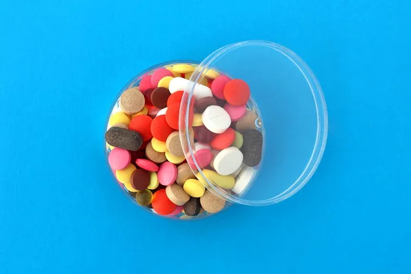 Много Разноцветных Таблеток Прозрачной Миске — стоковое фото
