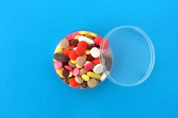 Много Разноцветных Таблеток Прозрачной Миске — стоковое фото