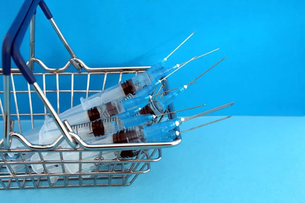 Küçük bir sepetin içinde bir sürü aşı şırıngası var..