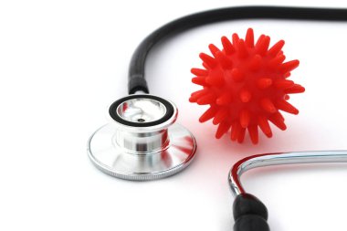 Beyaz izole bir arka planda bir steteskop ve kırmızı bir virüs var..