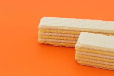 Turuncu arka planda iki waffle var.