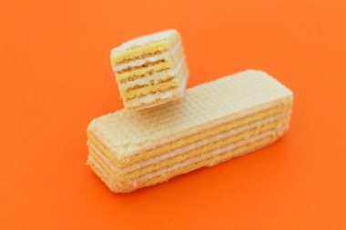 Turuncu arka planda iki waffle var.