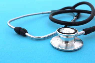 Steteskop mavi parlak bir arkaplanda yatıyor..