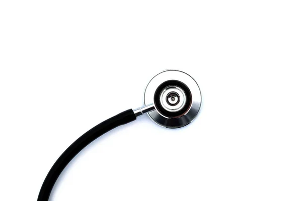 Een Witte Geïsoleerde Achtergrond Ligt Een Zwarte Stethoscoop — Stockfoto