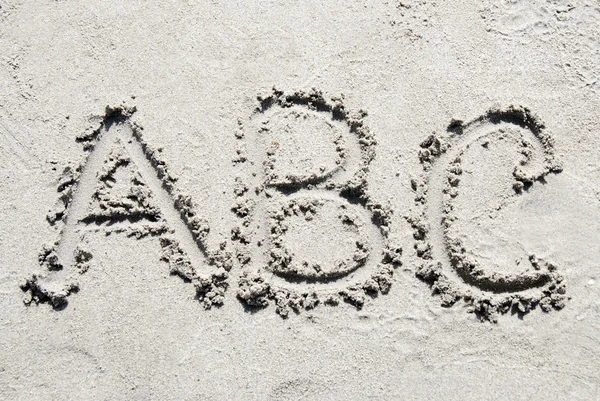 Алфавит песчаного пляжа: буквы A, B и C — стоковое фото