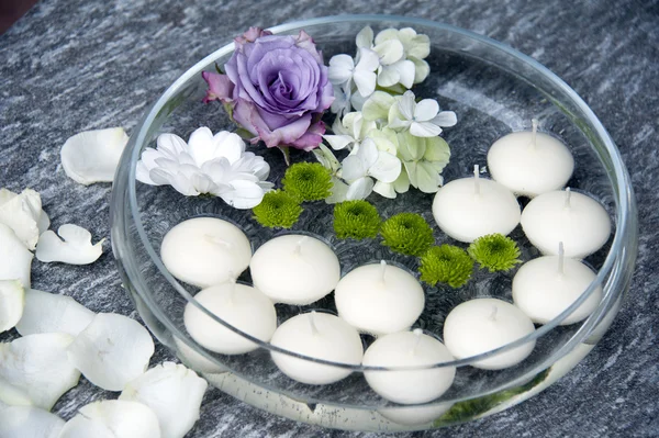 Schwimmende Kerzen und Blumen — Stockfoto