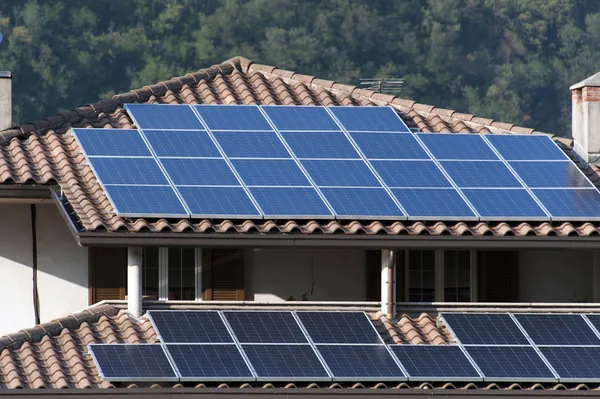 Huis met zonnepanelen — Stockfoto