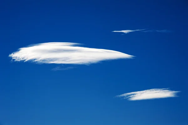Nuvole soffici nel cielo blu — Foto Stock