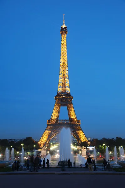 埃菲尔铁塔在晚上-巴黎 — 图库照片