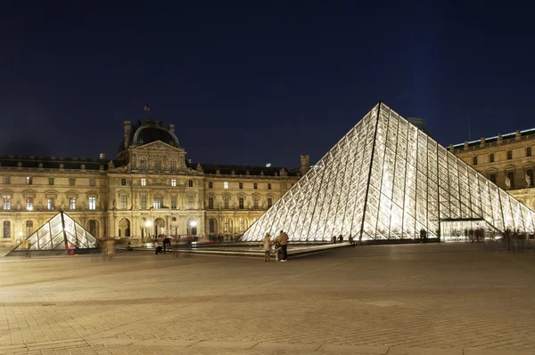 Париж - Лувр — стокове фото
