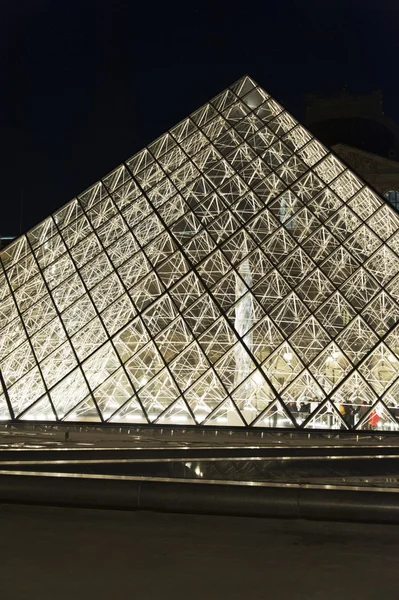 Pyramida louvre - Paříž — Stock fotografie