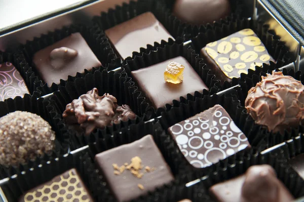 框中的各种果仁巧克力糖 — 图库照片