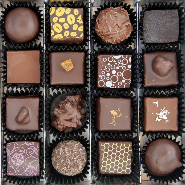 Caixa de vários pralinos de chocolate — Fotografia de Stock
