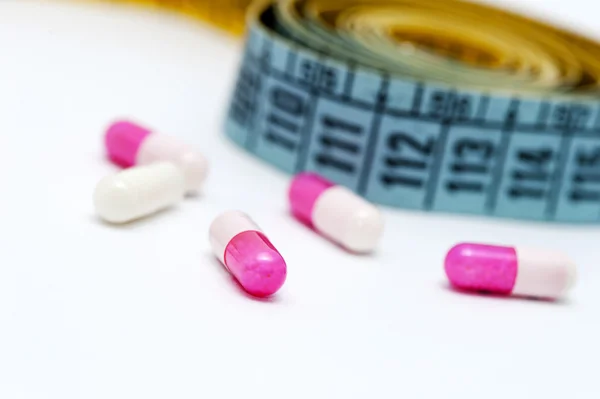 Dieta - cinta métrica y pastillas — Foto de Stock