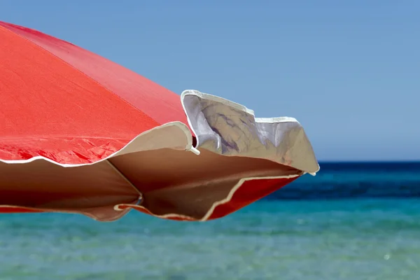 Guarda-chuva de praia vermelho — Fotografia de Stock