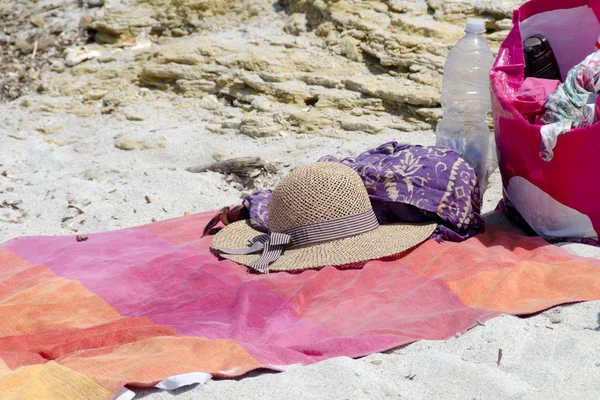 戴着草帽、 包、 毛巾和翻转翻牌的海滩上 — 图库照片