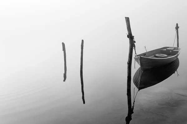 Boat in the fog — Stock Photo, Image