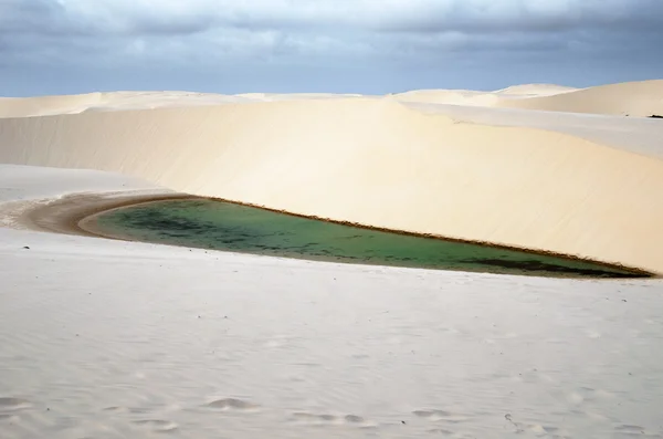 Θίνες και λίμνη - lencois maranheses εθνικό πάρκο — Φωτογραφία Αρχείου