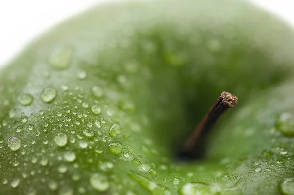 Gotas en una manzana verde — Foto de Stock