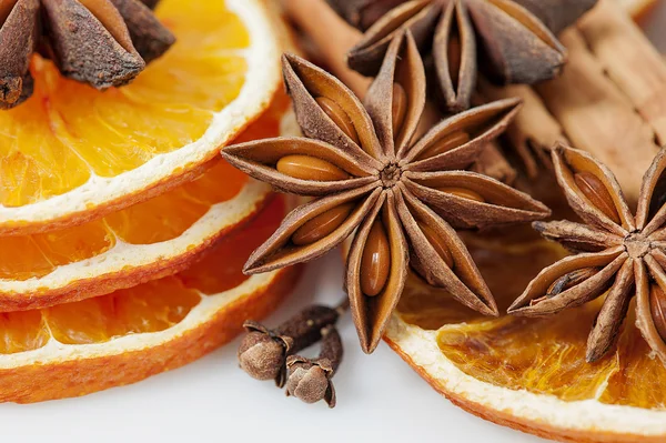 Oranje segmenten en specerijen — Stockfoto