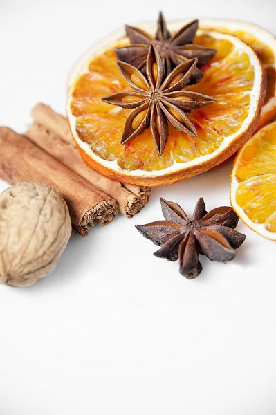 Oranje segmenten en specerijen — Stockfoto