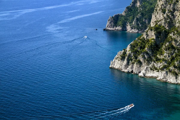 Rotsachtige kustlijn, capri eiland (Italië) — Stockfoto