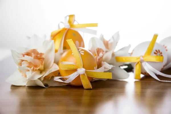 Easter eggs and daffodils — Stock Photo, Image