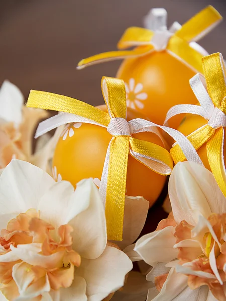 Easter eggs and daffodils — Stock Photo, Image