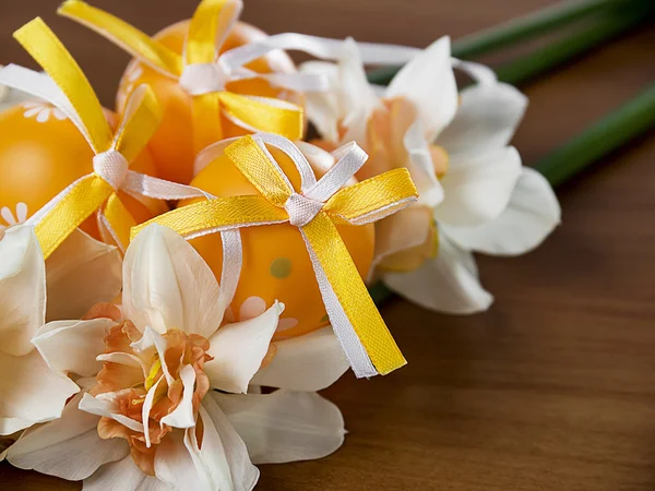 Œufs de Pâques et jonquilles — Photo