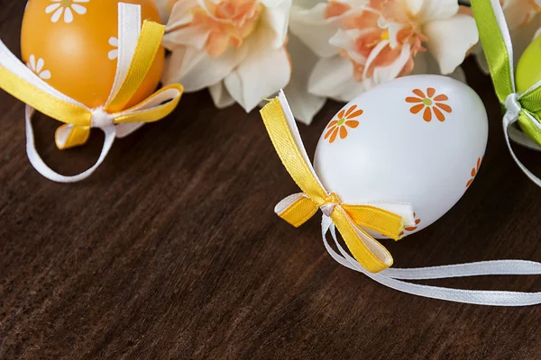 Easter eggs and daffodils — Stock Photo, Image