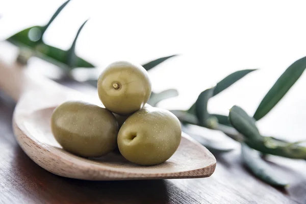 Nakládané zelené olivy — Stock fotografie