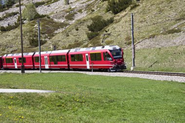 Swiss kırmızı tren