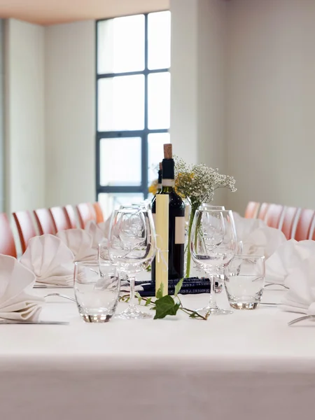 Ajuste de mesa en recepción de boda — Foto de Stock