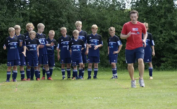 Les enfants sont partis entraîner le football — Photo