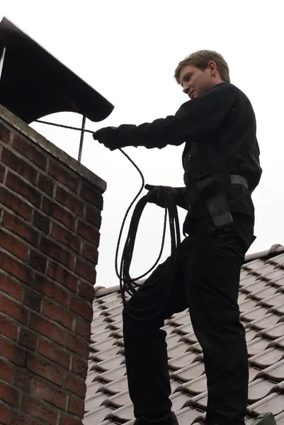 Schoorsteenveger op het werk — Stockfoto