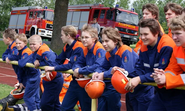 Unge brandmænd i uddannelse - Stock-foto