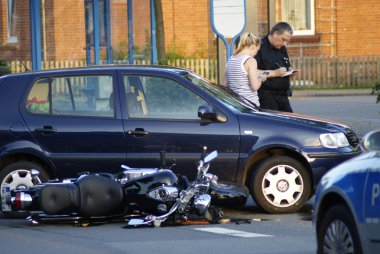 Araba ve motosiklet kaza mahalline