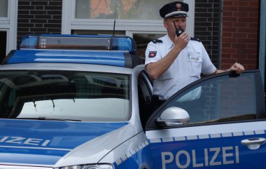 Polis memuru polis radyo ile