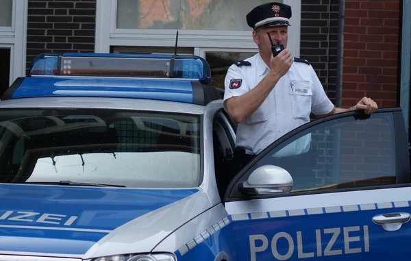 Oficial de policía con radio policial — Foto de Stock